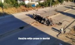 Elazığ’da Refüje Çarpan Tır Devrildi