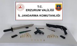 Horasan’da düzenlenen operasyonda çok sayıda silah ele geçirildi