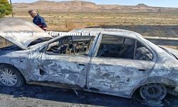 Van’da İran Plakalı Otomobil Seyir Halindeyken Alev Aldı