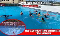 Muş’ta çocuklar uzman antrenörlerle yüzüyor