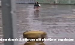 Yağmur altında İstiklal Marşı'na eşlik eden öğrenci duygulandırdı