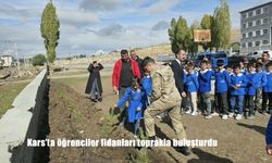 Kars’ta öğrenciler fidanları toprakla buluşturdu