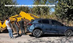 Kurtalan’da çukura düşen araç kepçe yardımıyla çıkartıldı