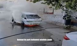 Batman’da park halindeki minibüs yandı