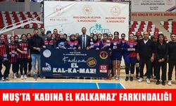 Muş’ta kızlar voleybol maçında ‘Kadına El Kalkamaz’ farkındalığı