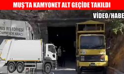 Muş’ta kamyonet alt geçide sıkıştı