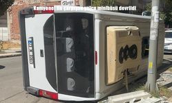 Kamyonet ile çarpışan yolcu minibüsü devrildi
