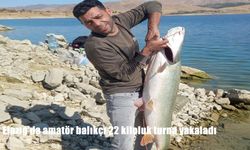 Elazığ’da amatör balıkçı 22 kiloluk turna yakaladı