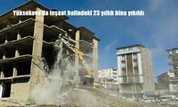 Yüksekova'da inşaat halindeki 23 yıllık bina yıkıldı