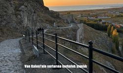 Van Kalesi'nin surlarına korkuluk yapıldı