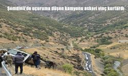 Şemdinli'de uçuruma düşen kamyonu askeri vinç kurtardı