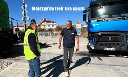 Malatya’da tren tıra çarptı