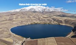 Süphan Dağı zirvesine kar yağdı