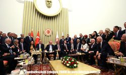 TBMM Resepsiyonunda Sürpriz Buluşma: Erdoğan ve Parti Liderleri Aynı Masada