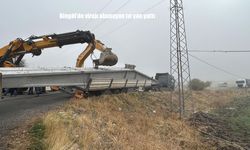 Bingöl'de virajı alamayan tır yan yattı