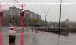Batman’da yağış cadde ve sokakları göle çevirdi, vatandaş rögarları kendi imkanlarıyla açtı