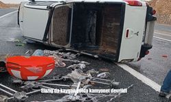 Elazığ’da kaygan yolda kamyonet devrildi