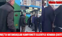 Muş’ta hatalı park edilen kamyoneti vatandaşlar kaldırdı