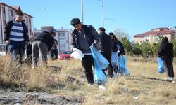 Kars’ta Üniversitelilerden Temizlik Seferberliği: 100 Poşet Çöp Topladılar