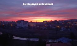 Kars’ta Gökyüzü Kızıl Renge Büründü: Kartpostallık Manzara Kameralara Yansıdı