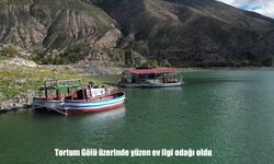 Tortum Gölü’nde Yüzen Ev Ziyaretçilerin Yeni Gözdesi Oldu