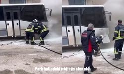 Elazığ’da park halindeki midibüs alev aldı