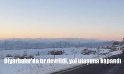 Diyarbakır’da tır devrildi, yol ulaşıma kapandı