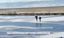 Yüzeyi tamamen donan nehir üzerinde yürüyüş heyecanı