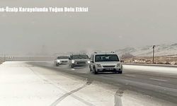 Van-Özalp Yolunda Aniden Bastıran Dolu Yağışı Sürücülere Zor Anlar Yaşattı