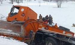 Hakkari'de iş makinesi devrildi: 2 yaralı