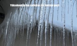 Yüksekova’da buz sarkıtları bir metreyi geçti