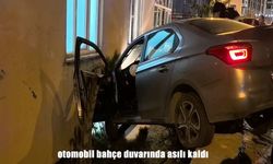 Erzurum’da otomobil bahçe duvarında asılı kaldı