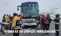 Erzincan'da otobüsün tıra çarptığı kazada 3 kişi yaralandı