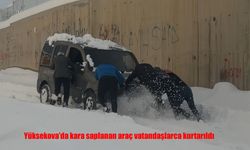 Yüksekova'da kara saplanan araç vatandaşlarca kurtarıldı