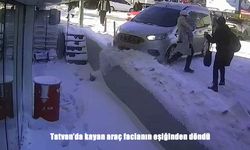 Tatvan’da buzlanma korku dolu anlar yaşattı: Araç yayalara doğru savruldu