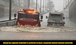 Sağanak Bir Anda Bastırdı: İş Yerlerini Su Bastı, Araçlar Mahsur Kaldı