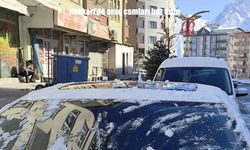 Hakkari’de dondurucu soğuklar etkisini artırdı: Araç camları buz tuttu