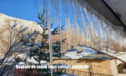 Başkale’de soğuk hava çatıları dondurdu