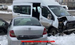 Elazığ’da trafik kazası: Minibüs ile otomobil çarpıştı, 4 kişi yaralandı