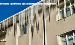 Ağrı’da Bina Çatılarındaki Dev Buz Sarkıtları Tehlike Oluşturuyor