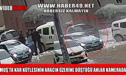 Muş’ta seyir halindeki otomobilin üzerine düşen kar kütlesi kamerada