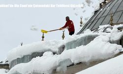 Hakkari’de Ulu Cami’nin Çatısındaki Kar Tehlikesi Giderildi