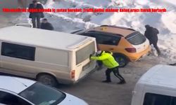 Buzlu yolda kalan kamyonete polis ve vatandaşlardan yardım