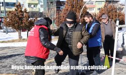 Beyaz bastonlarla engelleri aşmaya çalıştılar