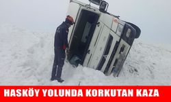 Muş'ta kar ve tipi şiddetini artırdı: Kamyonet yan yattı