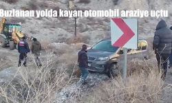 Buzlanan yolda kayan otomobil araziye uçtu