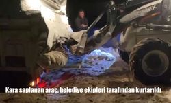 Kara saplanan araç, belediye ekipleri tarafından kurtarıldı