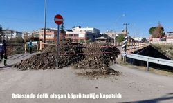 Hatay’da ortasında delik oluşan köprü trafiğe kapatıldı