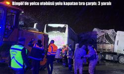 Bingöl’de yolcu otobüsü yolu kapatan tıra çarptı: 3 yaralı