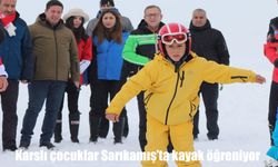 Kars'ta Osman Yüce Kayak Merkezi'nde çocuklara kayak eğitimi